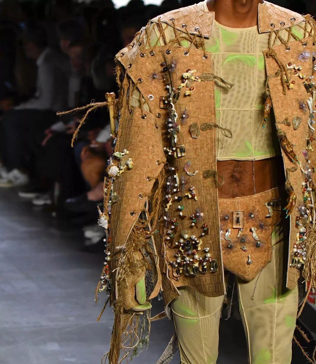 将鲜花封存,变成华服,玩转自然材料的日本设计师