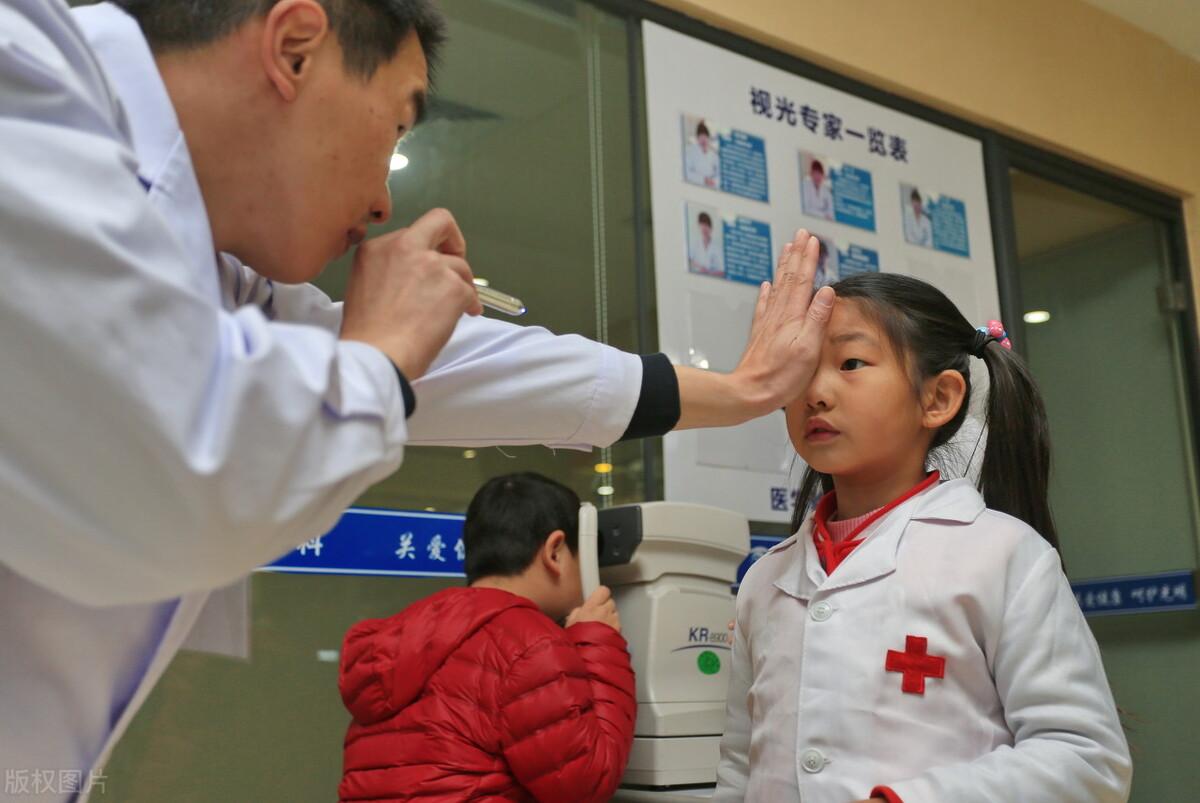 小学一年级写字要坐直,学生练字头顶毛巾