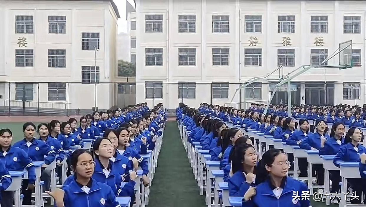 商丘宁陵县中学“千人桌面操”迎检，形式主义遭群嘲，领导架子大