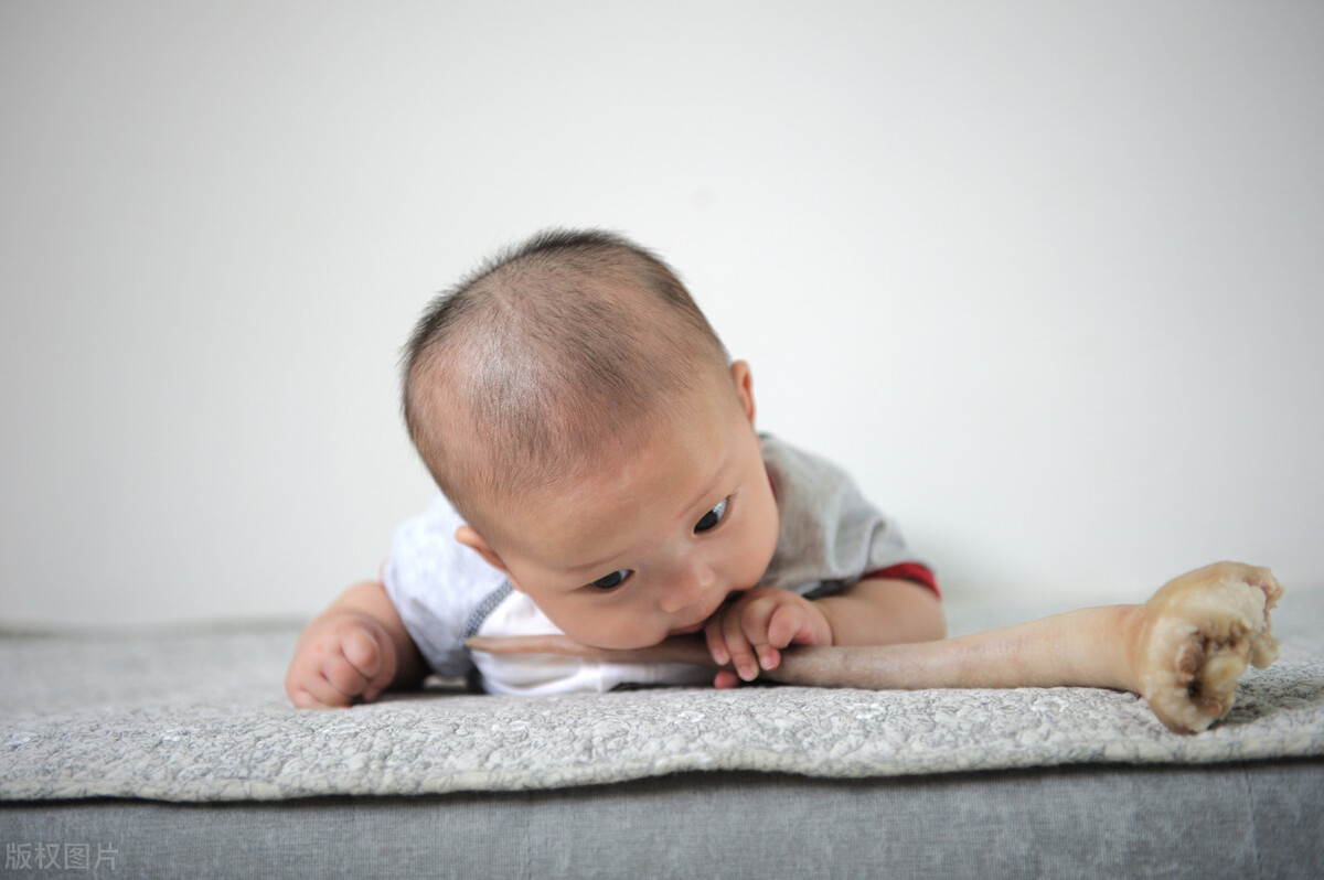 宝宝为什么突然呕吐怎么处理,宝宝呕吐是什么原因引起的很频繁