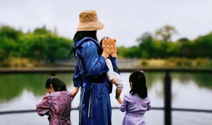 谢娜母女照片对比,谢娜晒两女儿合照