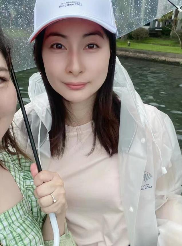 郭晶晶为什么一脸皱纹,郭晶晶罕见戴百万首饰亮相活动