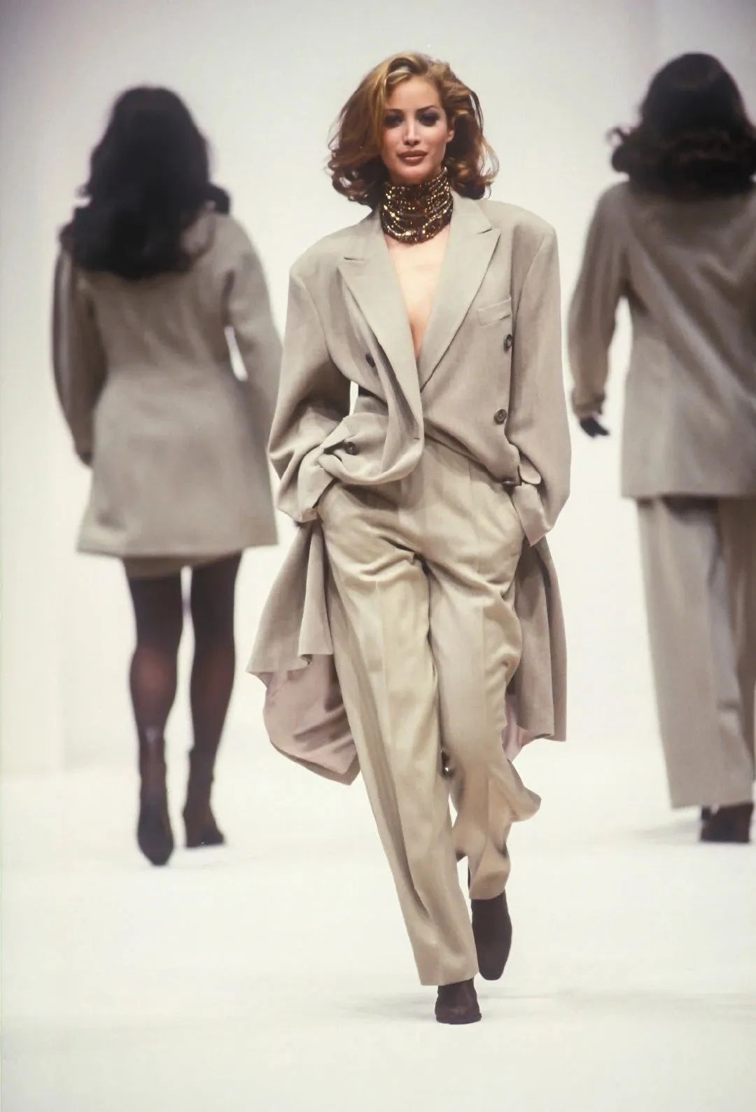 安吉丽娜朱莉大衣,安吉丽娜朱莉的冬季大衣街拍