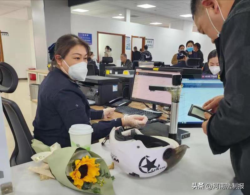 鲜花送巾帼奶茶配警花郑州市公安局交警四支队祝全体女同志妇女节快乐