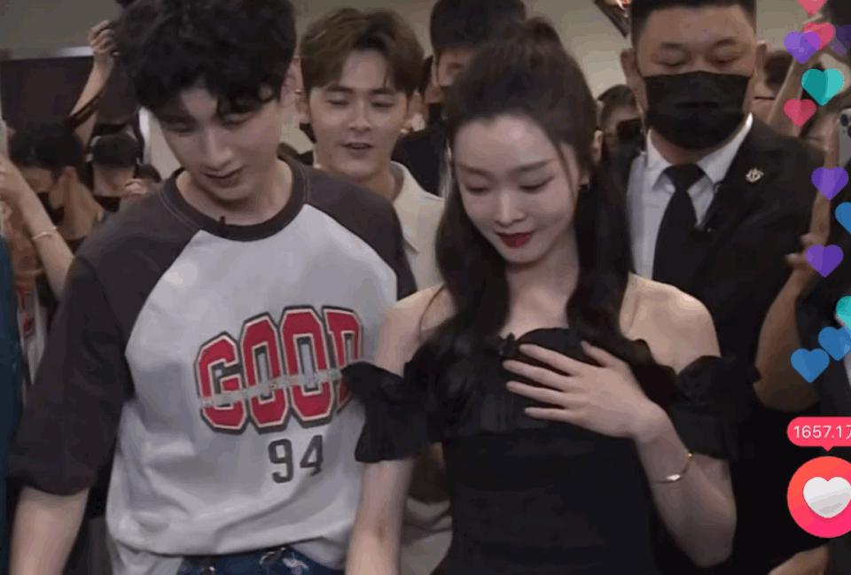 宋轶白敬亭情侣装被认证,白敬亭宋轶扫楼情侣装图片