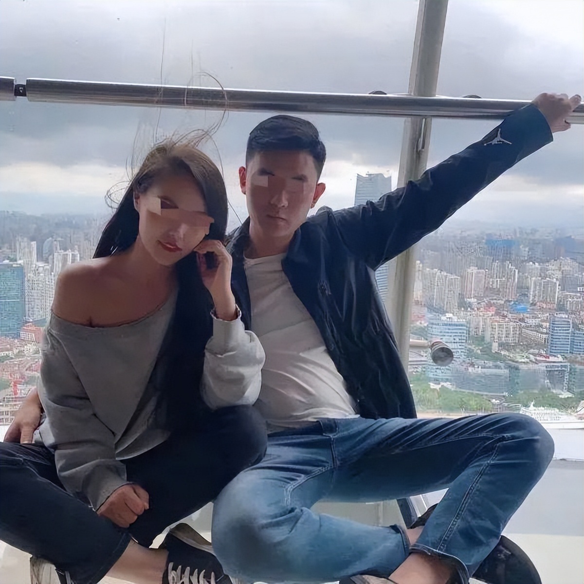 重庆姐弟坠亡案离婚,重庆姐弟坠亡案庭审被告人正面照