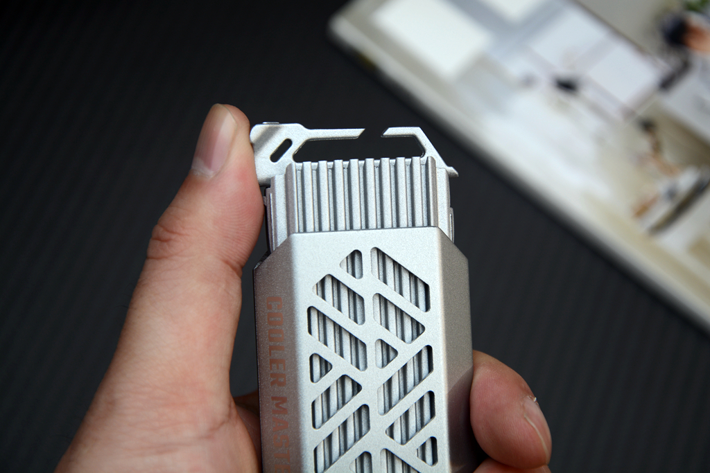 颜值与速度并存，免工具安装，酷冷至尊神钥AirM.2NVME硬盘盒开箱