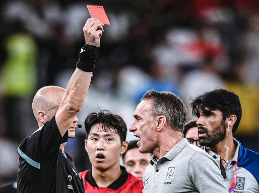 争议！韩国队赛后*攻围**裁判，主帅染红，曹圭成双响成遮羞布