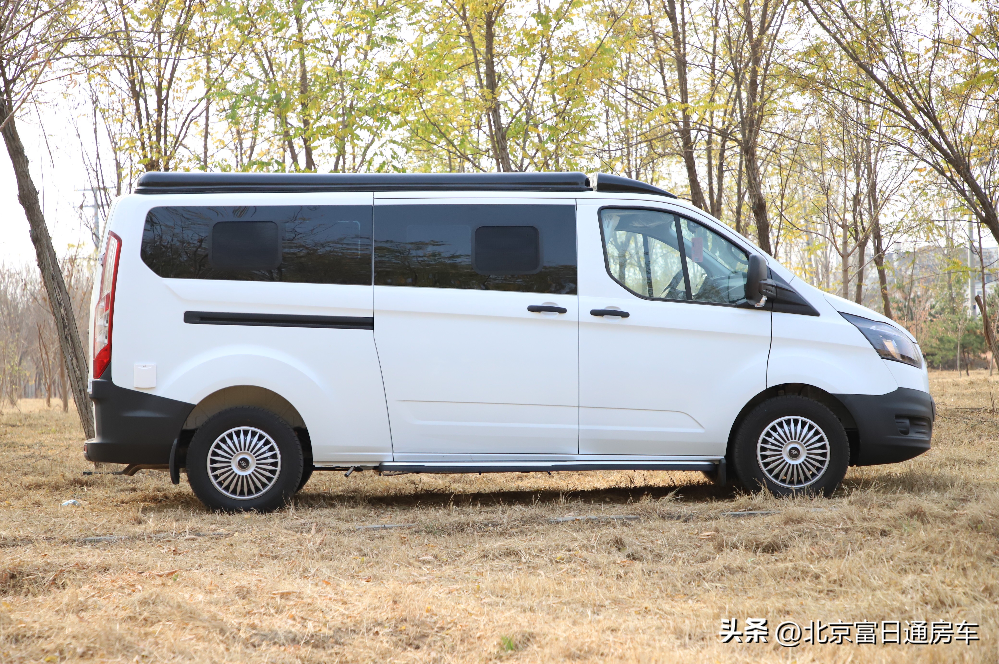 自带全封闭帐篷越野房车,模块化露营房车车长4米重500