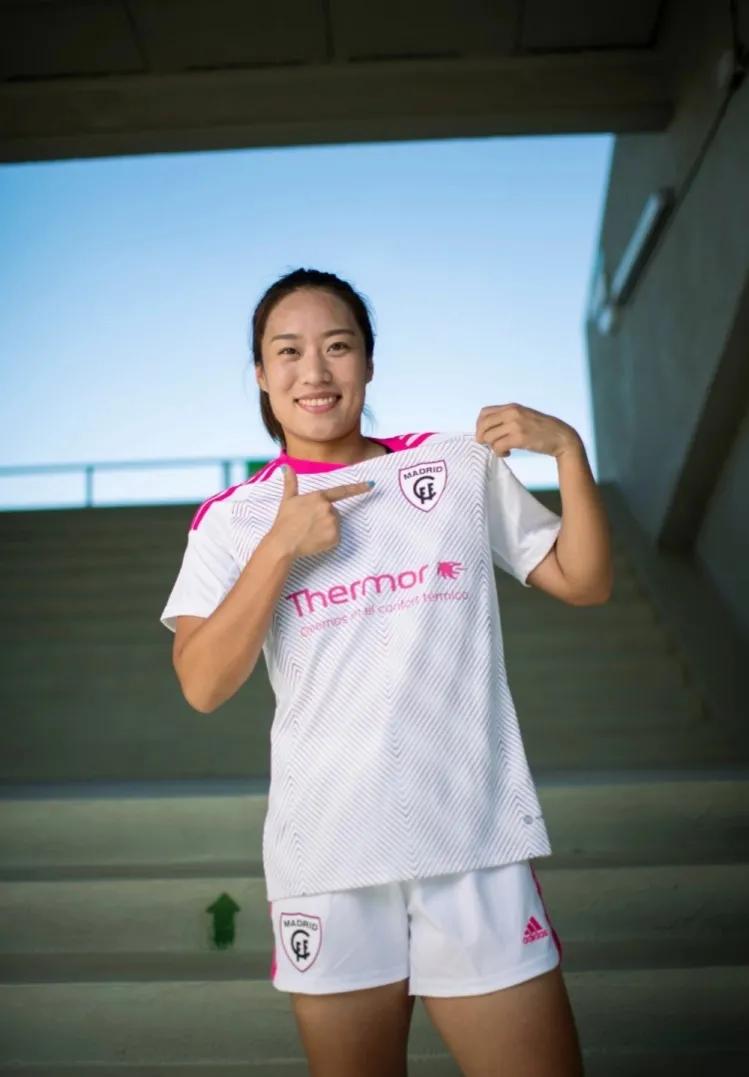 9朵玫瑰,巾帼不让须眉国足