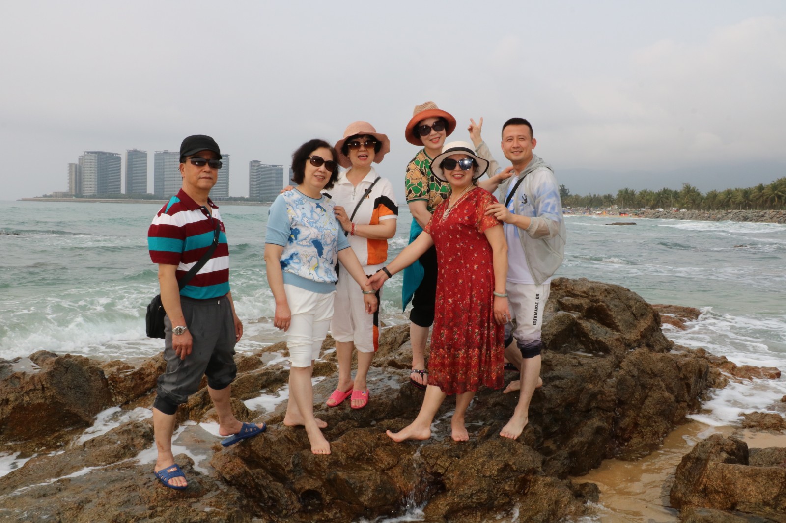 年轻人混入老年旅行团,夕阳红旅游团老人