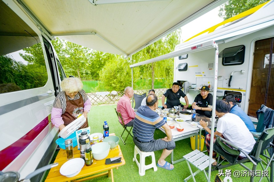 这一站，济南！67岁儿子带着90岁母亲游天下