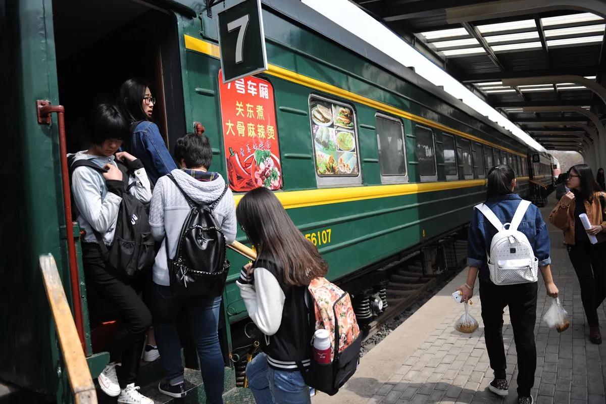 大学生在火车上遇促销只尝不买，引得列车员幽默回复全车大笑！