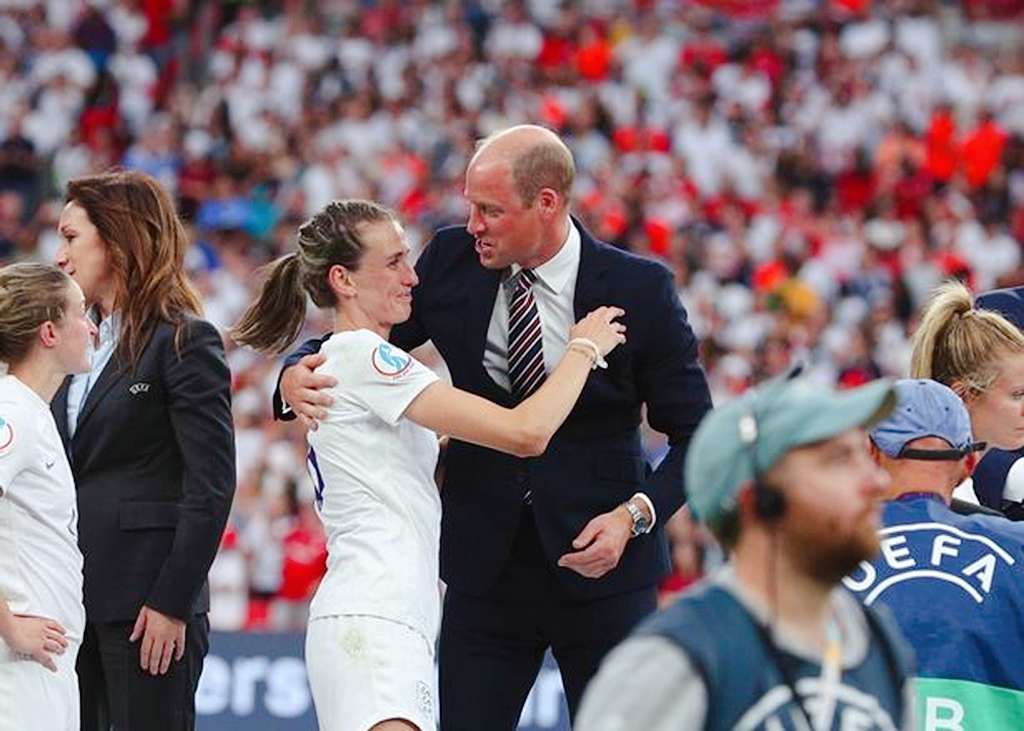 前王室管家：威廉王子拥抱球员的举动可能违反礼仪，但系有意为之