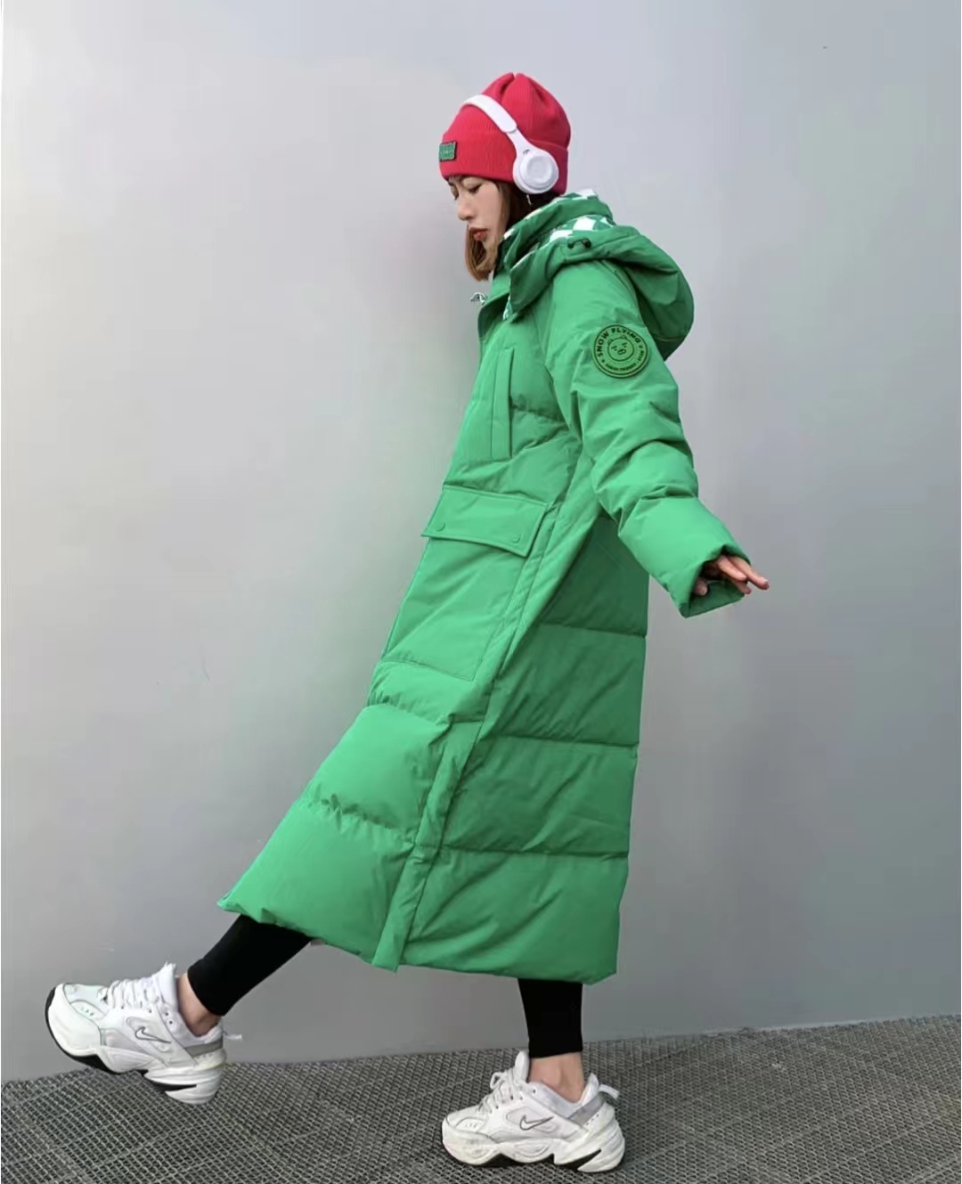 冬季穿什么颜色的羽绒服最百搭,流行的冬季羽绒服颜色搭配