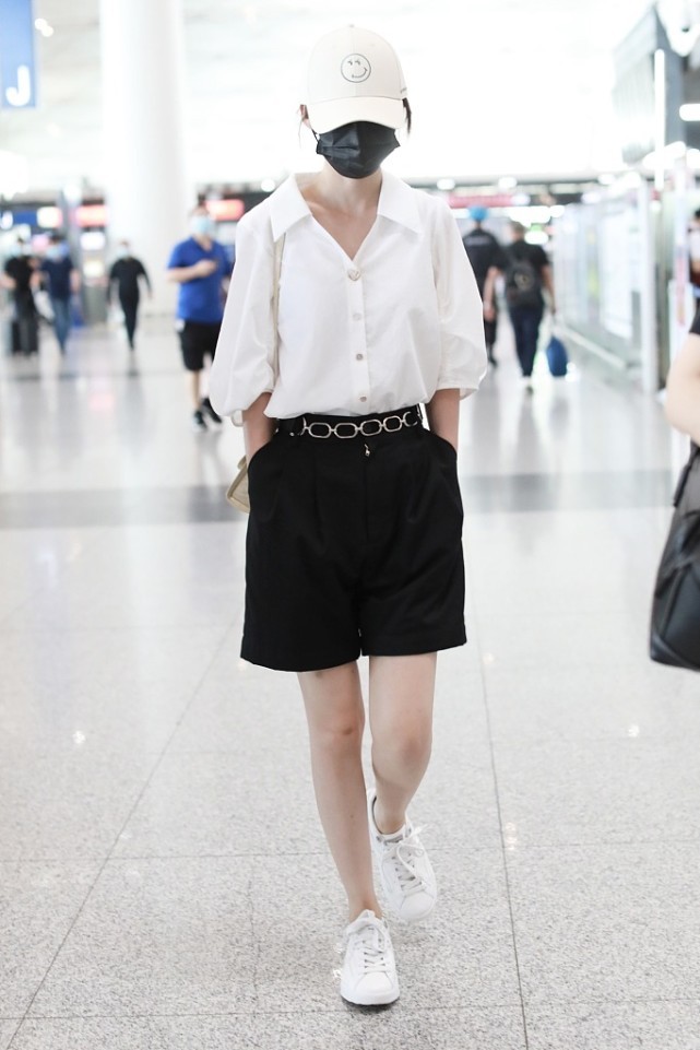 李沁穿紧身热裤搭配,李沁私服穿搭真高级