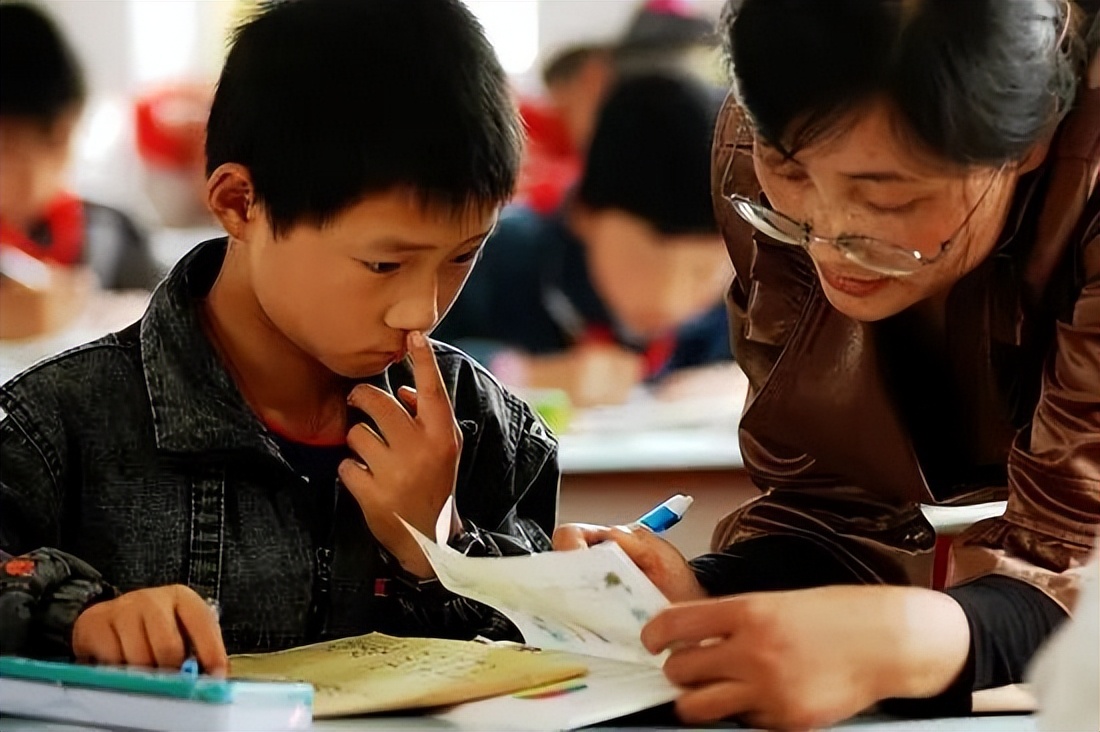 小学生创“干饭人公司”，替同学吃饭生意火爆，后被老师一招解决