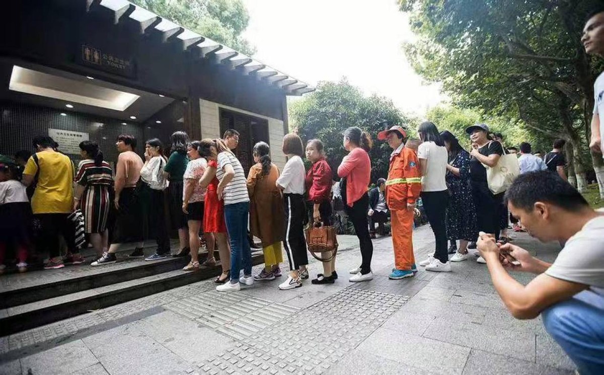 未来女厕位或将多于男厕,女性为何在外如厕难?她们在里面做什么