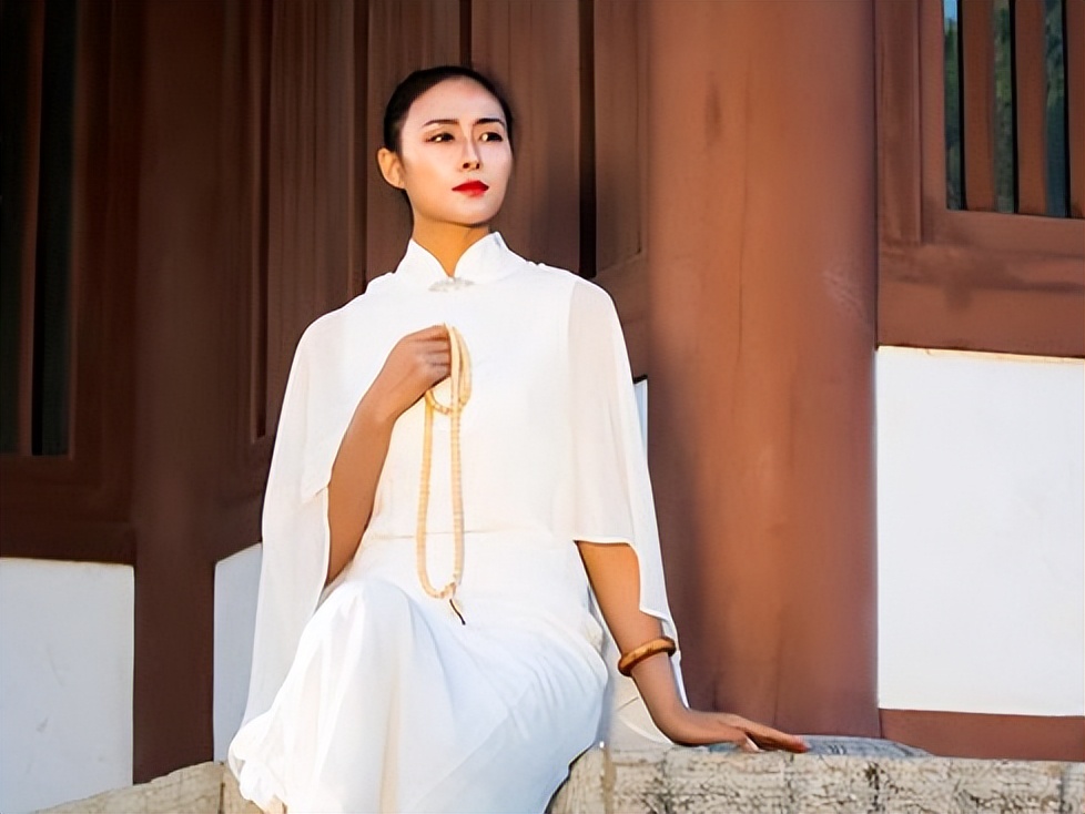 放假出行有感，写七律3首。入目无名花滟滟，向人蝴蝶粉盈盈