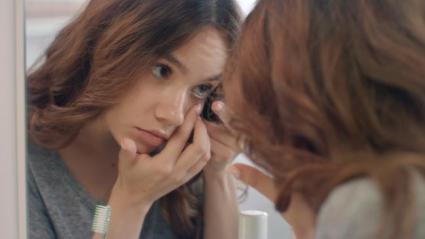 戴隐形眼镜睡觉忘了摘会不会失明,忘摘隐形眼镜眼球变白