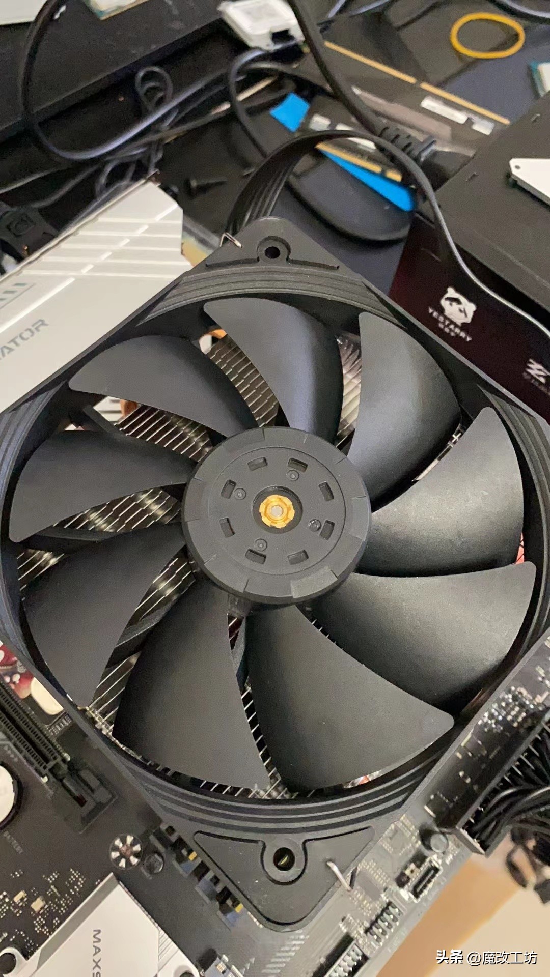 699元丐帮帮主760终结者主板本质跟七彩虹影驰无异！温度瞬间破百