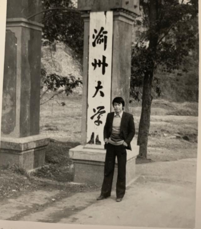 重庆富二代每月零花钱20万,破产后把80岁母亲*养送**老院,开直播还债