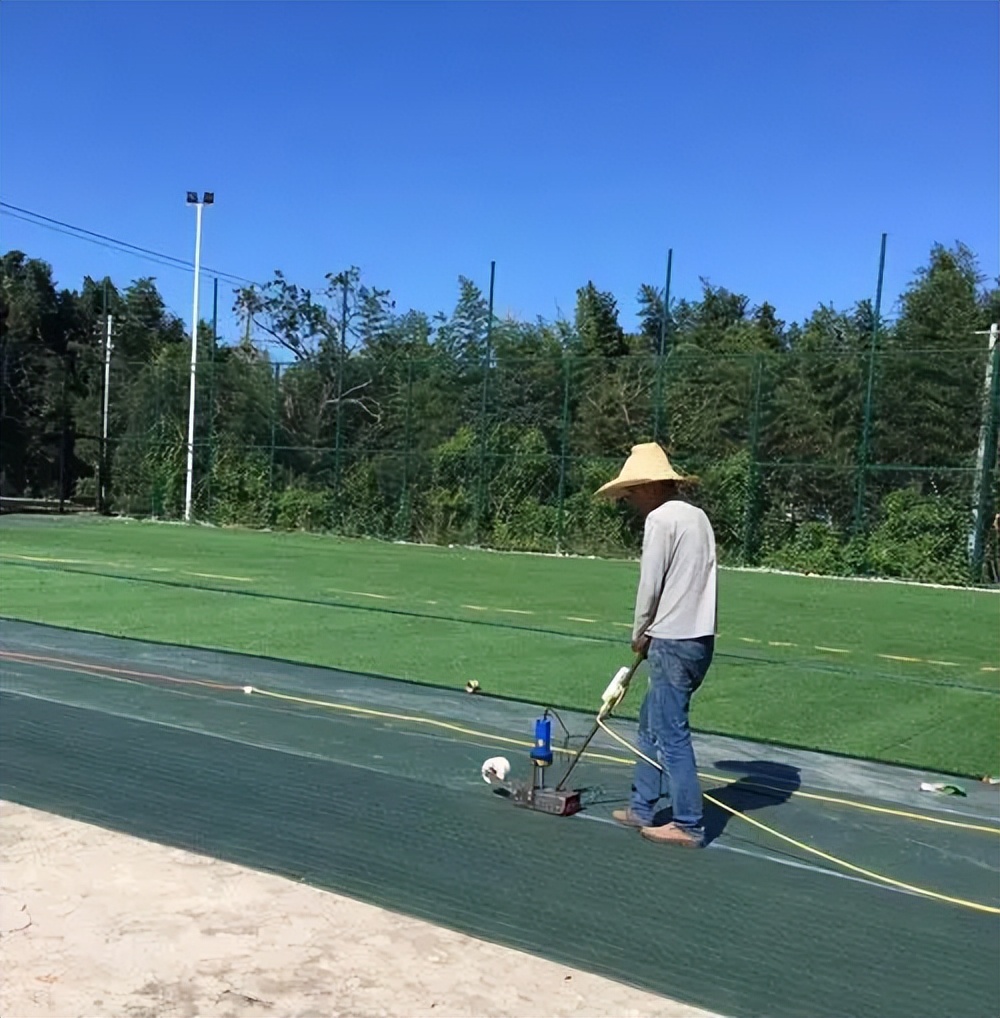 草坪养护撒石灰还是先播种,草坪养护是否复杂