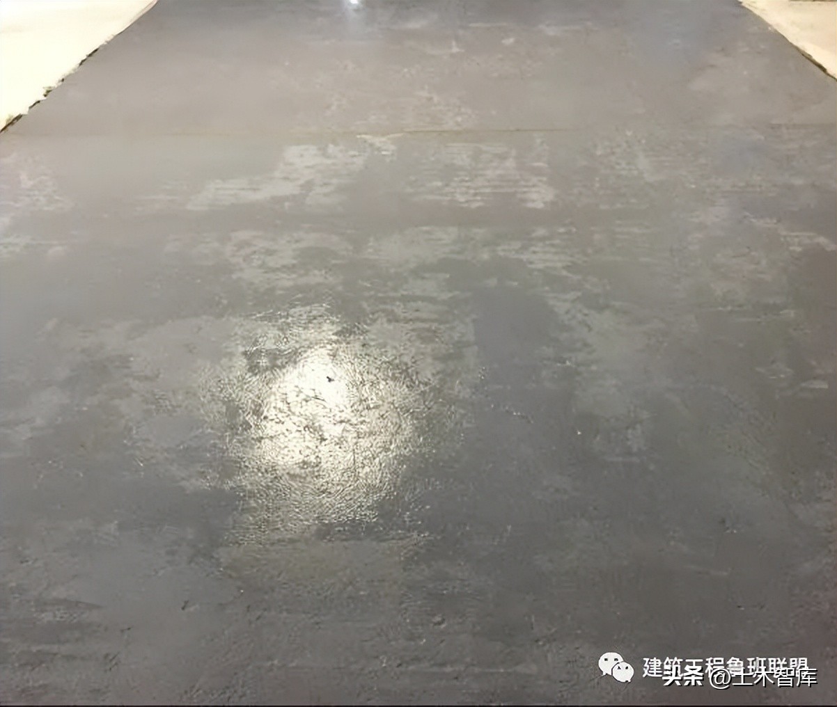 混凝土地面起砂如何快速处理,混凝土地面起砂发白什么原因