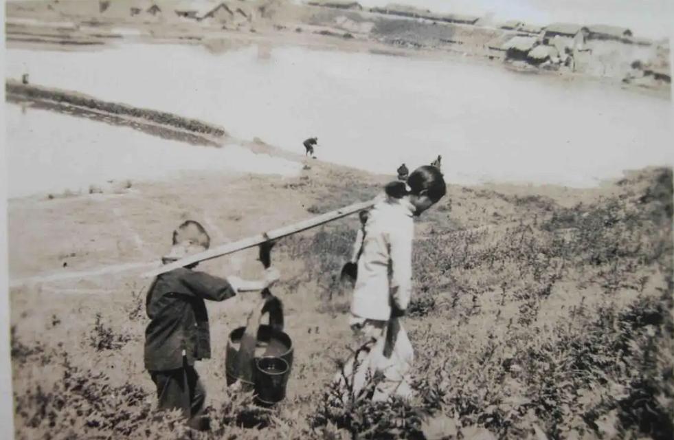 三个人结拜为兄弟，建国后：一人是铁匠，一人是农民，一人是主席