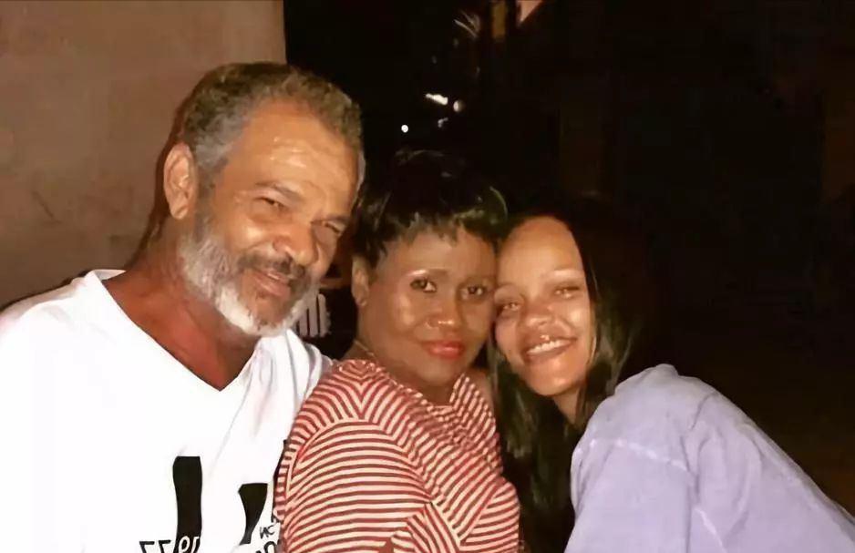 从小岛贫穷少女到国家英雄、全球最富有的女歌手，蕾哈娜的成长史