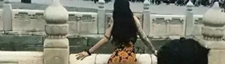 无耻举动！广西一名女子在多个地标处故意暴露*体下**，不雅照片曝光