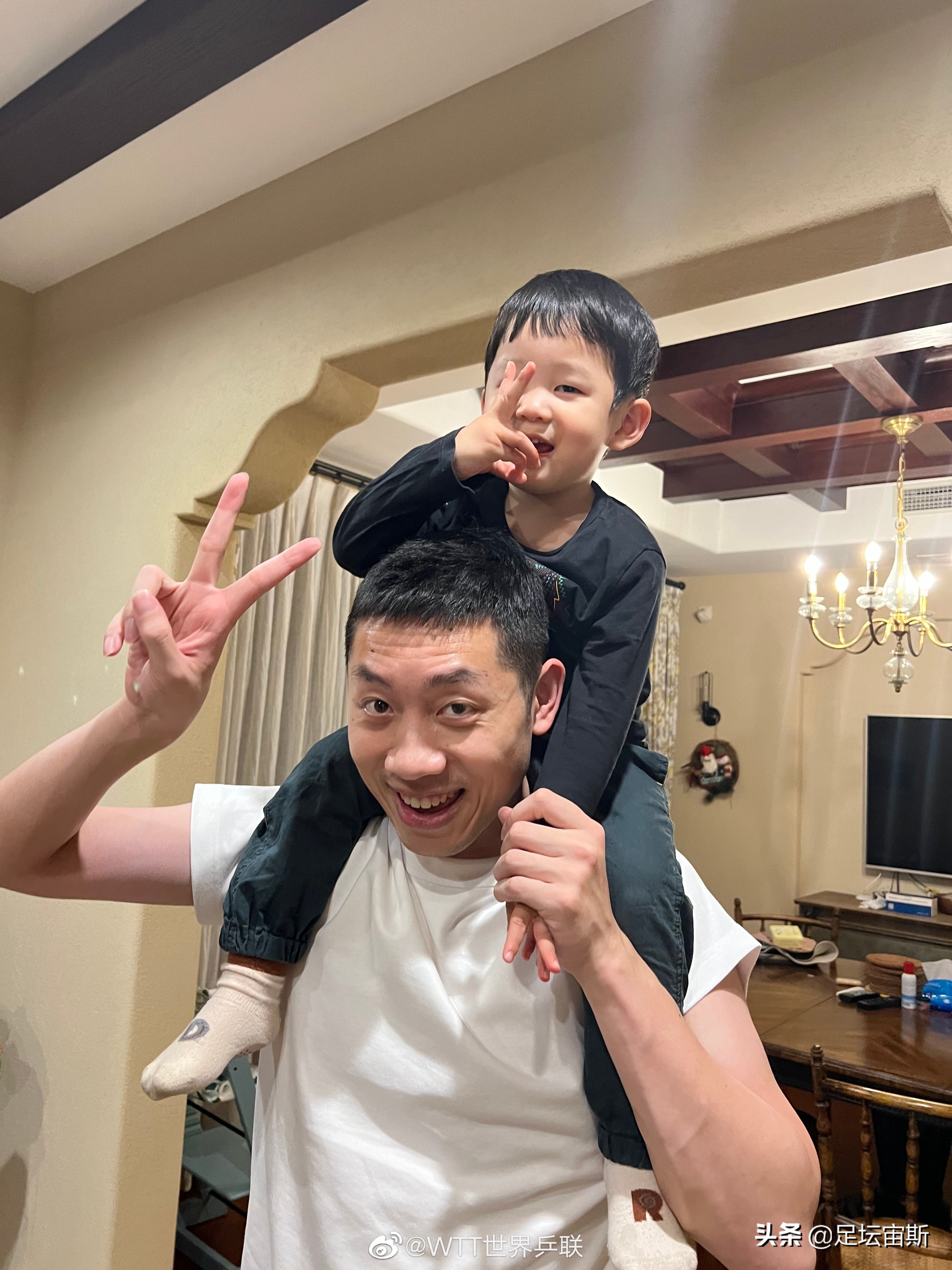 马龙携娇妻同游环球,马龙陪老婆旅游