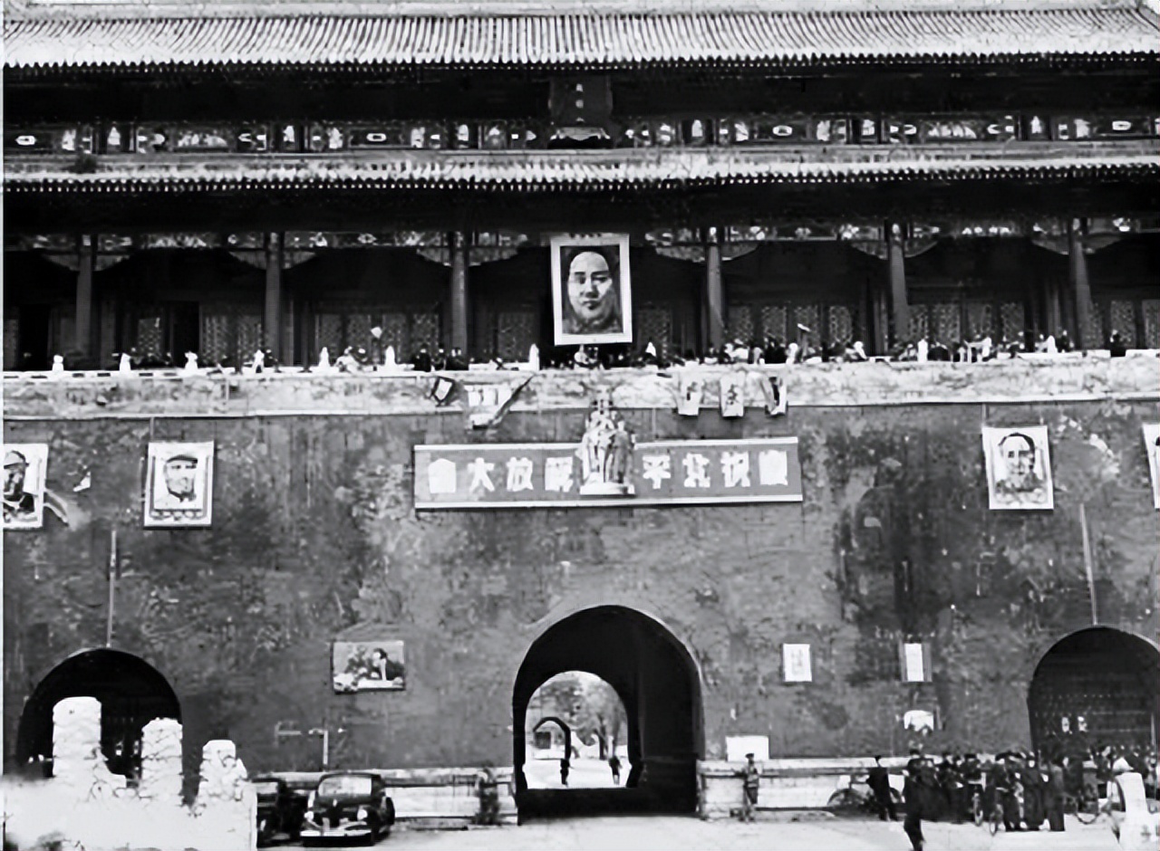 毛主席新画像挂上*安门天**，群众却提出修改意见，中央如何回应？