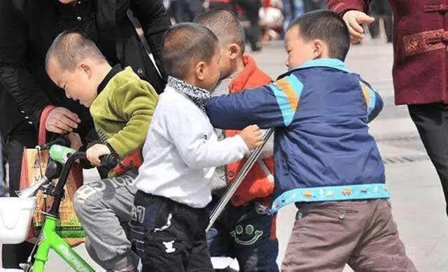 他坐牢27年后，被无罪释放，获赔496万元，如今55岁，又结婚了