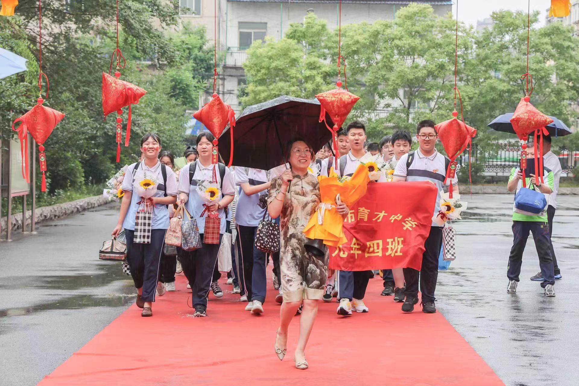 一举高“粽”!“花式”送考拉满中考仪式感