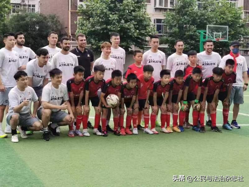 石家庄中华南大街小学邀请福美足球俱乐部举行“爱上足球，健康校园”公益活动。