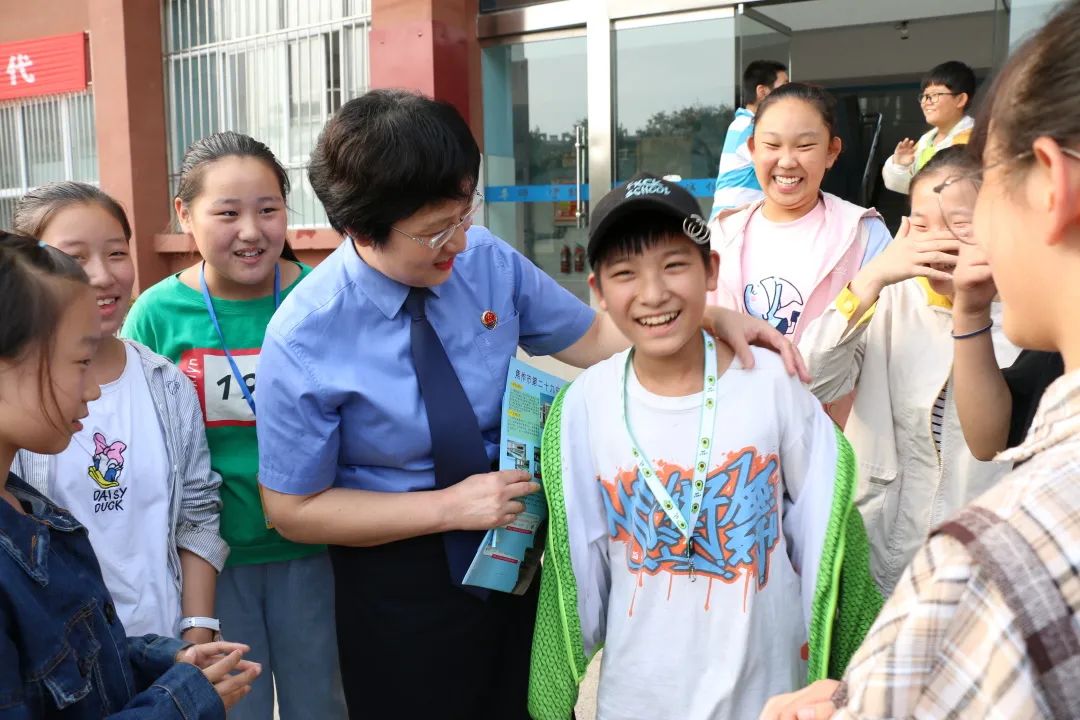 法治走进校园,走进法治天地漫画