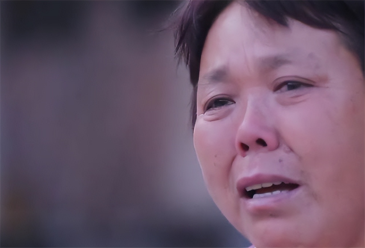 湖南小伙死亡母亲哭瞎右眼，15年后交警通知：你儿子被拘留了