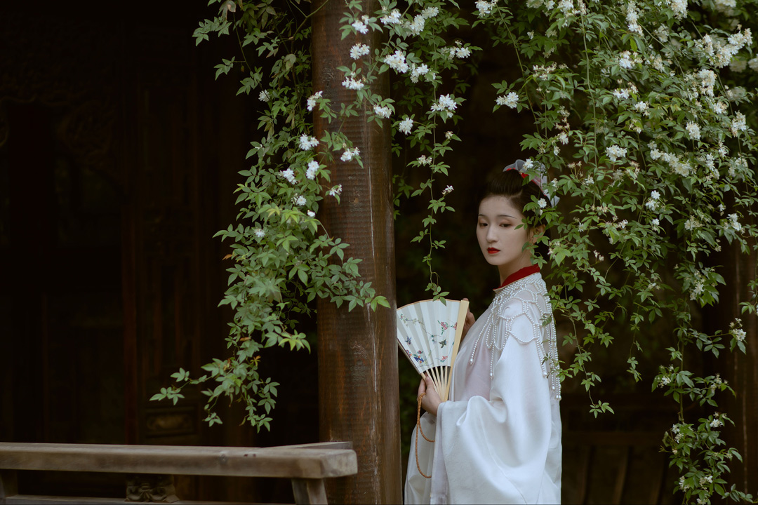 掬水月在手，弄香花满衣。诗词里的氤氲香气，温柔美好，岁月留芳