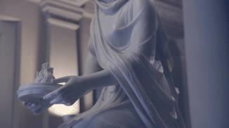 面纱掩盖着的是一个少女的贞洁，也是整个帝国的命运