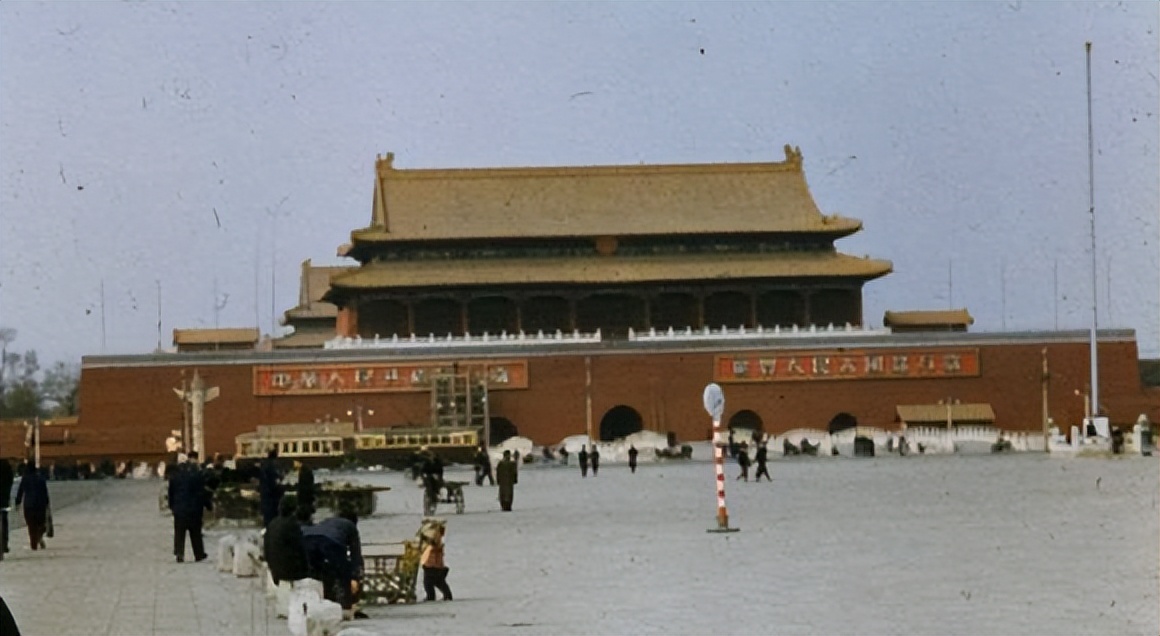 请以历史为据：*安门天**广场上卖萝卜的照片是1957年的