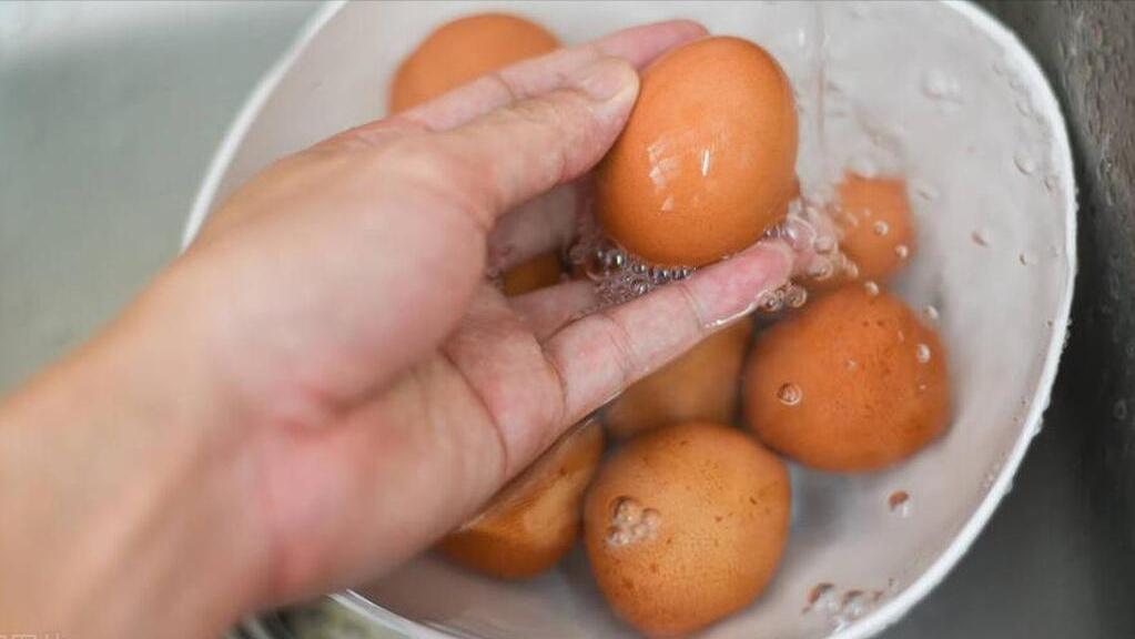 买鸡蛋是挑大的好还是小的好,买鸡蛋时买几个才不会尴尬