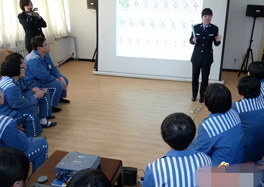 老公坐牢10年我怎么办,老公坐牢12年该怎么办