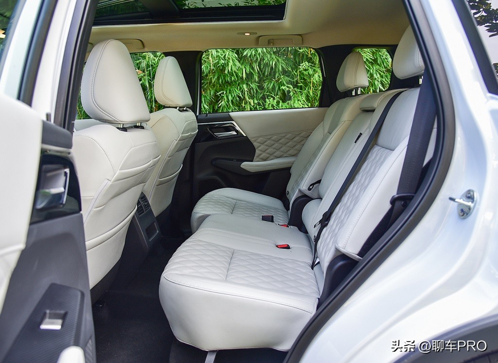 全新三菱欧蓝德vs全新crv,三菱欧蓝德2020款与本田suv如何选