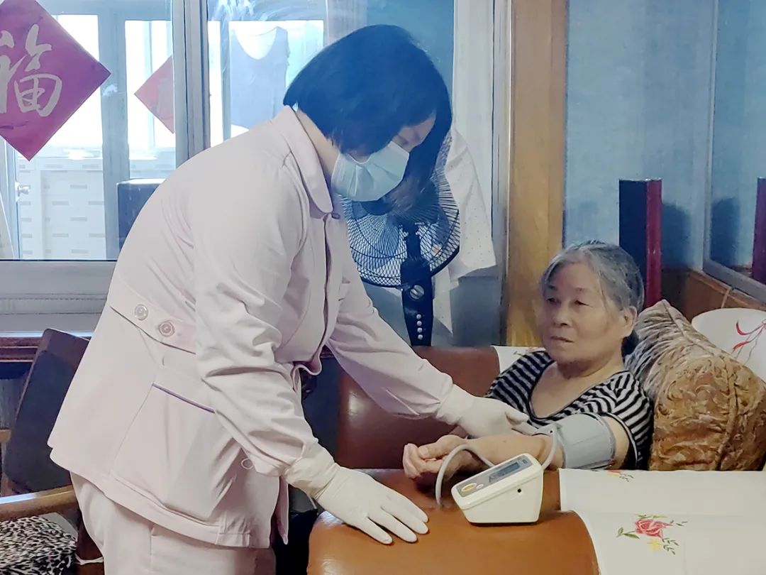 为辖区孤寡老人献爱心,社区高温天气慰问独居老人