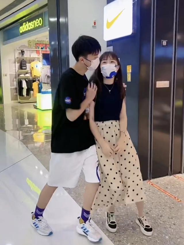 女子为男友过生日,被男友拽进品牌服装店,要求给他买生日礼物