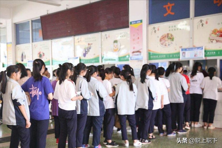 湖南邵阳夫妇在乡场镇给老人拍照月入过万,农村创业有五个风口