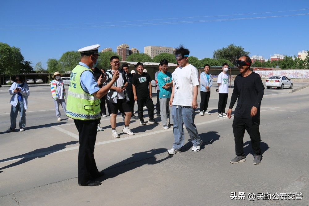 交警进驾校安全警示教育,消除隐患保安全交警清理僵尸车