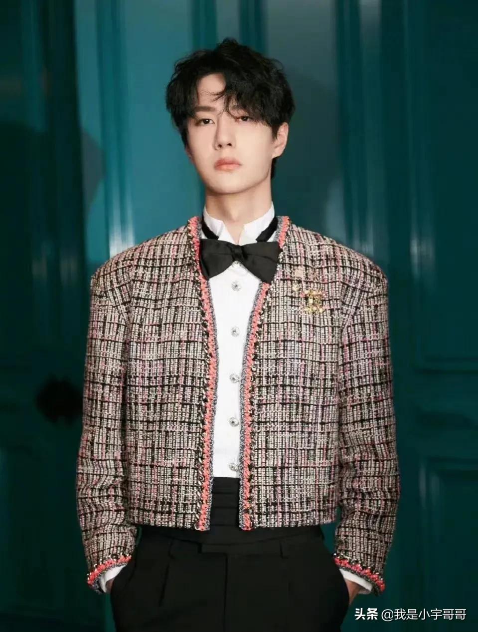 王一博棒球帽卷发,王一博的帅气发型雾霾蓝带一点卷