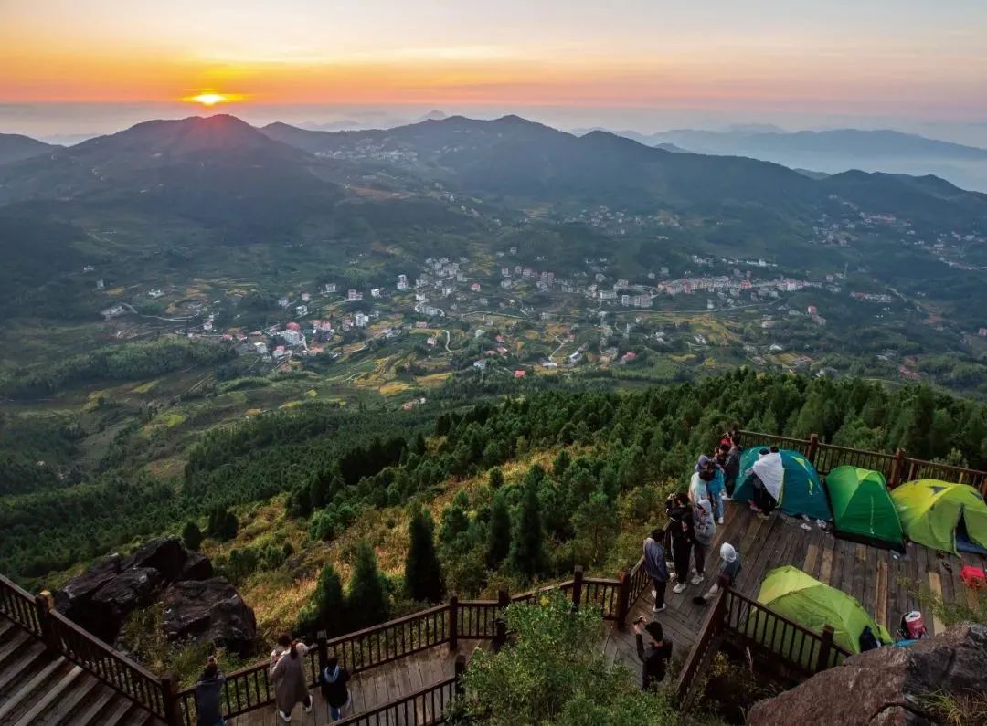 闽山闽水物华新在师生中引热议,户外生活季福州闽越水镇露营